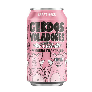 Lata de cerveza artesanal de color rosa brillante de 'Cerdos Voladores' Session IPA. En la lata se ven dos cerdos rosados y alados con expresiones cómicas. El texto principal dice 'CRAFT BEER', 'CERDOS VOLADORES', 'SESSION IPA', y 'PREMIUM CRAFT BEER'.