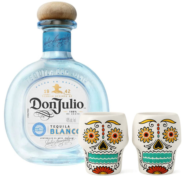 Detalle de vasos shot Catrina personalizados junto a Tequila Don Julio Blanco 750cc