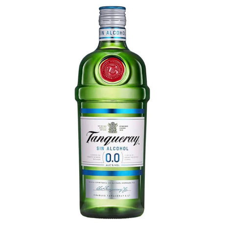 Fotografía de una botella de Gin Tanqueray Sin Alcohol sobre fondo blanco. La botella es transparente con un tono verde característico y lleva una etiqueta blanca con detalles en azul y verde, destacando el texto “Tanqueray 0.0%”. El tapón es plateado y brillante. La iluminación es uniforme, mostrando claramente la marca, el diseño y los colores del producto.