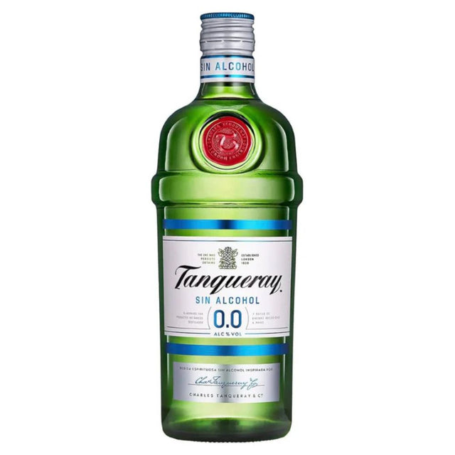 Fotografía de una botella de Gin Tanqueray Sin Alcohol sobre fondo blanco. La botella es transparente con un tono verde característico y lleva una etiqueta blanca con detalles en azul y verde, destacando el texto “Tanqueray 0.0%”. El tapón es plateado y brillante. La iluminación es uniforme, mostrando claramente la marca, el diseño y los colores del producto.