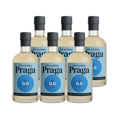 6 botellas de ginebra sin alcohol Praga, con un diseño elegante y minimalista. La etiqueta es de color azul con el texto “SIN ALCOHOL Praga” en letras negras y un círculo decorativo en tonos azules con el número “0.0” en el centro. El líquido dentro de la botella tiene un tono ligeramente dorado y el tapón es de color gris oscuro mate. La imagen está tomada sobre un fondo claro, sin reflejos ni brillos.